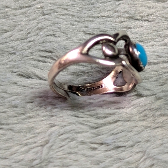 Vintage 70's Southwestern Sterling Silver Ring with Turquoise Stone - Picture 7 of 11